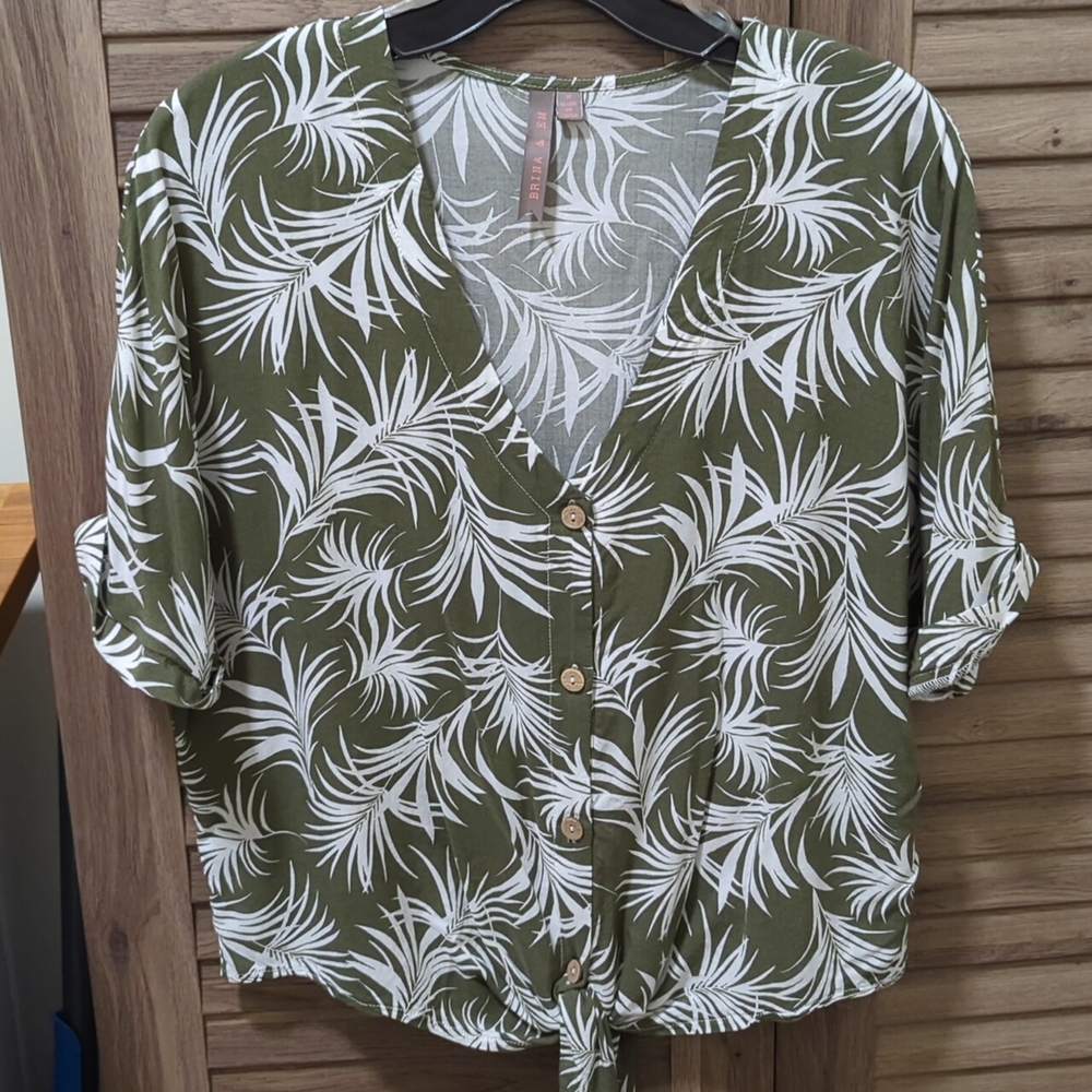 Brina and Em leaf top